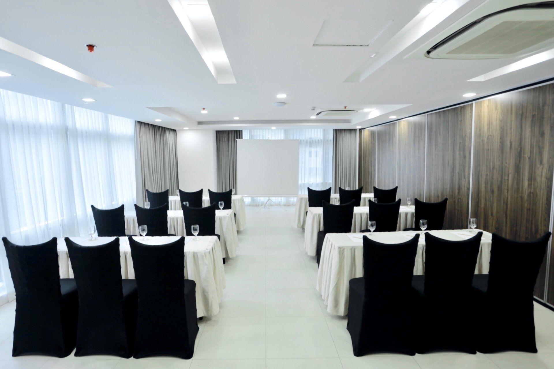 The Sphere Serviced Residences Managed By Hii Makati City Bagian luar foto